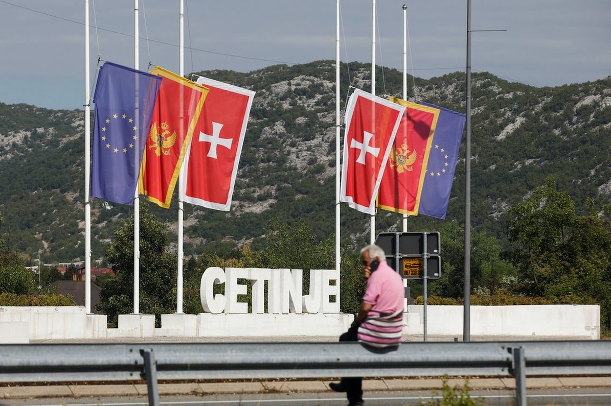 Zastave u Crnoj Gori spuštene su na pola koplja u znak žalosti za nastradalima u masovnom ubistvu/Reuters/Stevo Vasiljevic