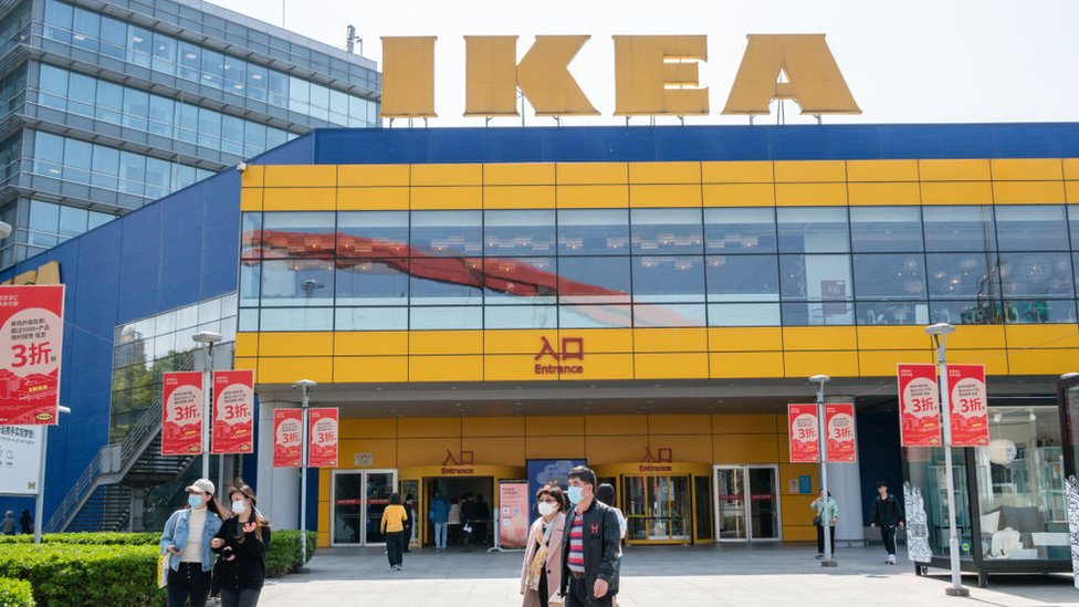 Kina i korona virus: Obezbeđenje pokušalo da zatvori kupce u Ikeinoj radnji u Šangaju, ljudi probili vrata