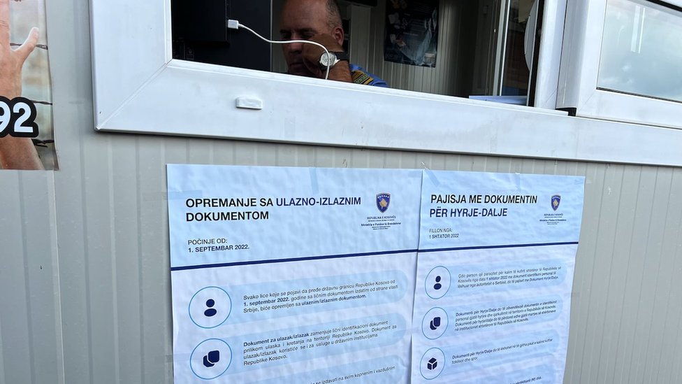 Granièni prelazi Kosova oblepljeni su posterima sa informacijama o buduæim ulazno-izlaznim dokumentima/BBC