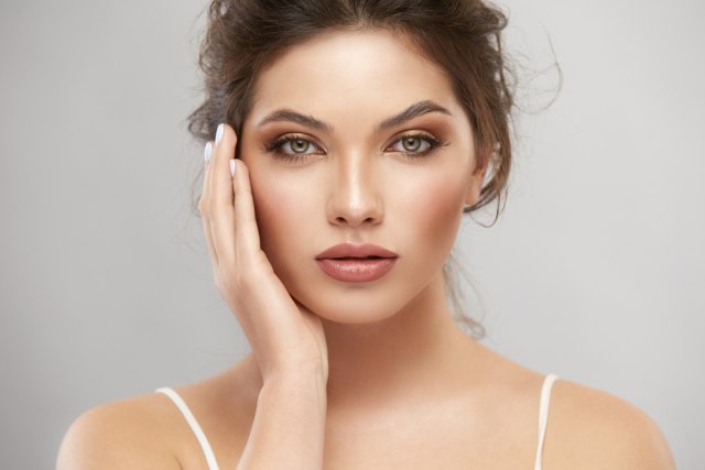 Stil šminkanja koje MLADE HOLIVUDSKE LEPOTICE OBOŽAVAJU: Sofisticiran izgled za koji vam treba samo PET MINUTA