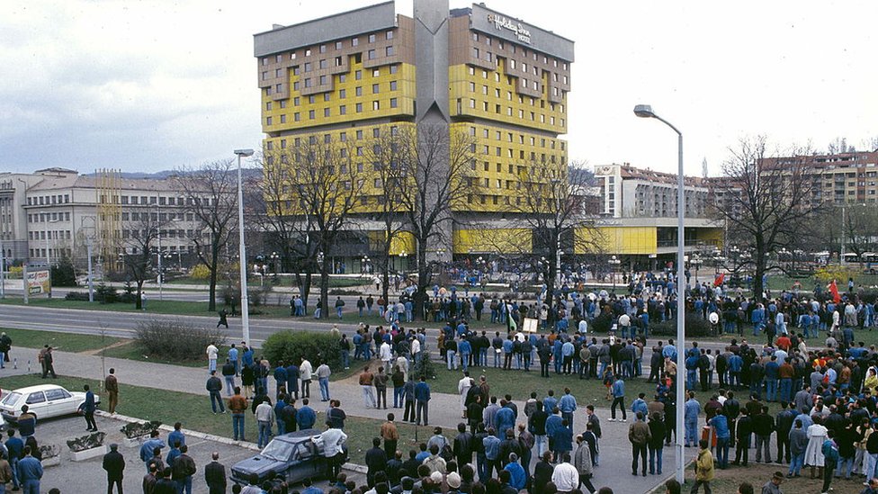 Antiratni protesti u Sarajevu 6.aprila 1992/ Francoise De Mulder/Roger Viollet via Getty Image