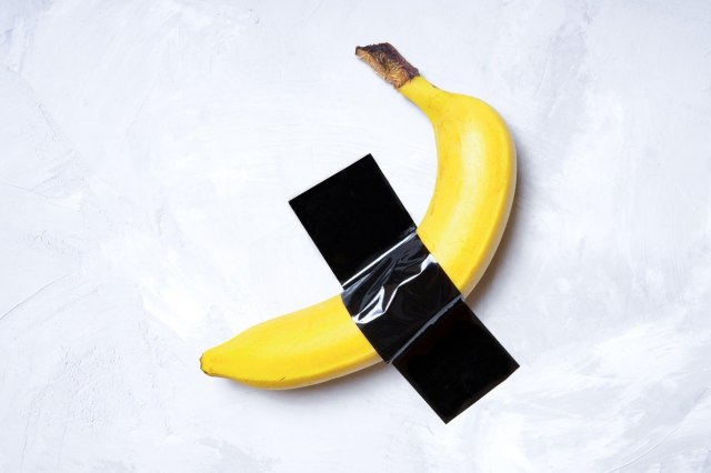 Umetnici na sudu: Hoće da dokažu ko je prvi zalepio bananu na zid trakom FOTO