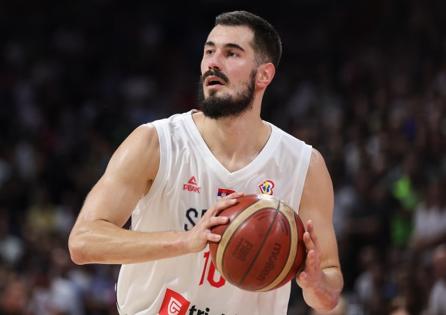 Kalinić sa pola terena! VIDEO