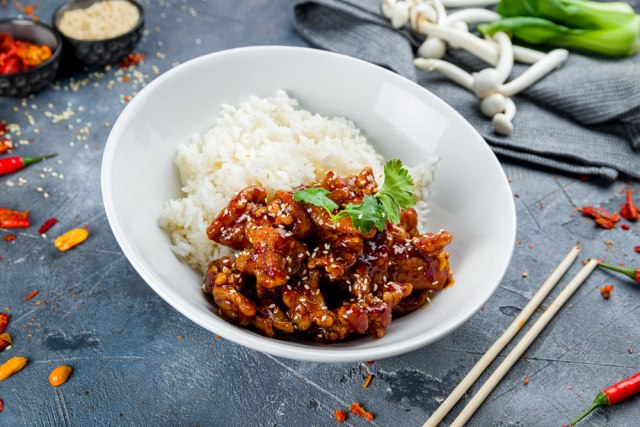 Kineski specijalitet: Karamelizovana piletina sa rižom
