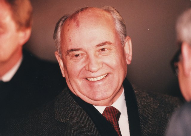 Gorbačova su reditelji komedija obožavali: U jednoj su mu izbrisali i fleku sa čela VIDEO