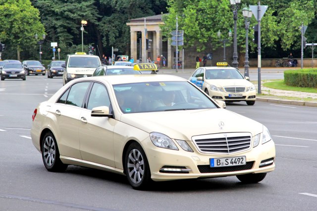 Oproštaj od legende: Mercedes više neće proizvoditi E klasu za taksiste