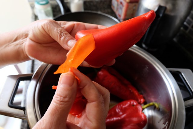 Kako da brzo i lako oljuštite peèene paprike za zimnicu