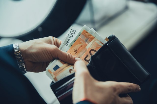 3.600 evra meseèno – nedovoljno