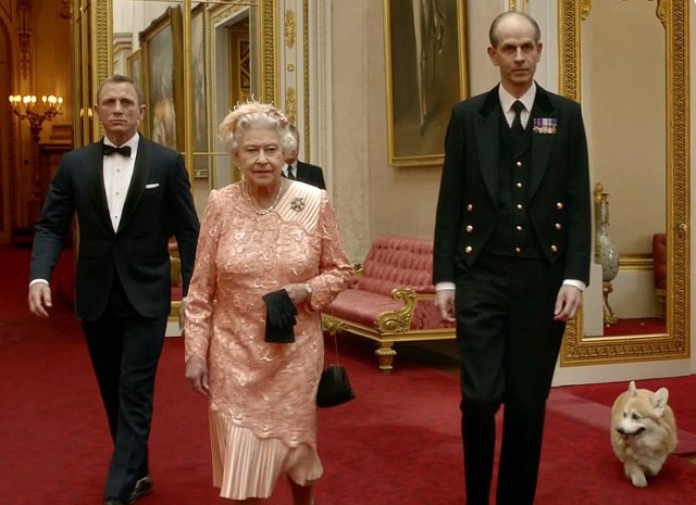 Kraljica Elizabeta II i njeni korgiji su ušli u istoriju filma: "Dobro veče, gospodine Bond" VIDEO