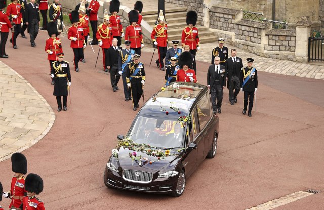 Kraljica na veèni poèinak otišla Jaguarom èiji je dizajn lièno odobrila FOTO