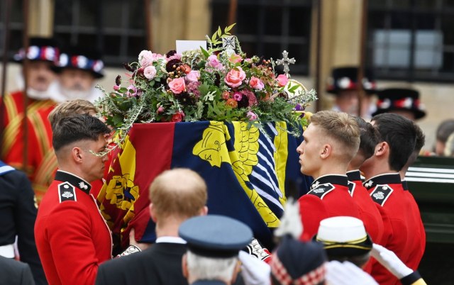 Neverovatna simbolika cveæa na sanduku kraljice: Jedan detalj rasplakao Englesku
