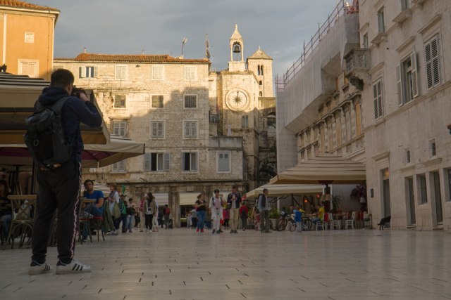 Vlasnik kafiæa u Splitu odbrusio turisti na žalbu: "Ovde je normalno da svako svakome..."