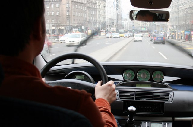 Da li mlaðima od 21 godine treba zabraniti da voze? ANKETA