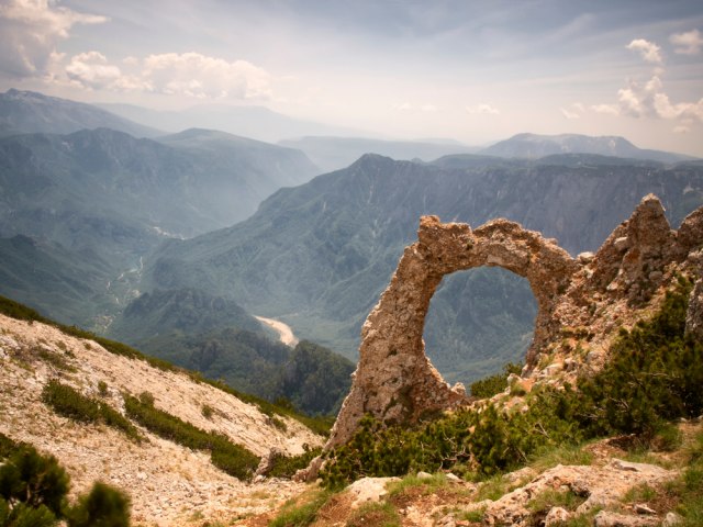 Simbol planine Èvrsnice: Ko proðe kroz ovaj "portal" otporan je na metke