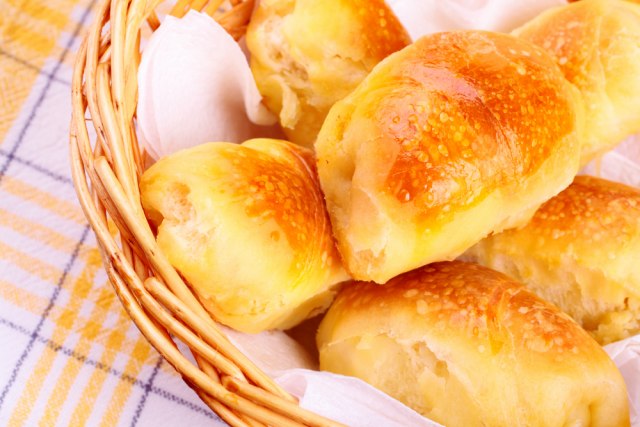 Kako da napravite NAJMEKŠE I NAJVAZDUŠASTIJE KIFLICE: Jednostavni trikovi za najbolje testo koji uspeva svima