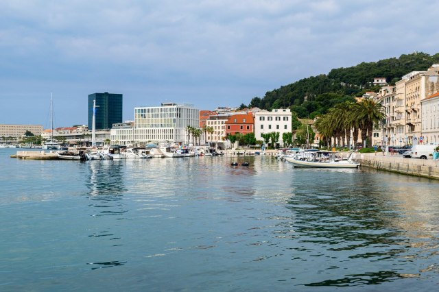 Turisti u Hrvatskoj šokirani: Više od 200 morskih pasa pliva oko najveće plaže u Splitu