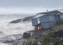 Izveštaji pokazuju da su neke kuæe završile u okeanu/Reuters