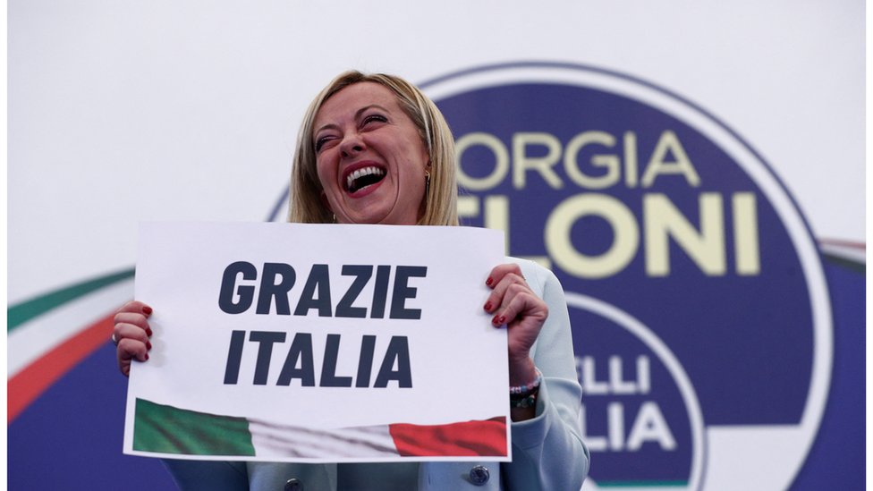 &Hvala, Italijo&, piše na plakatu koji drži Ðorða Meloni/Reuters