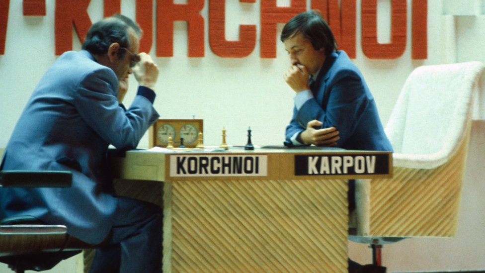 Viktor Korènoj, levo, nosio je reflektujuæe naoèare tokom partije za osvajanje svetskog šampionata protiv Anatolija Karpova 1978. godine/Getty Images