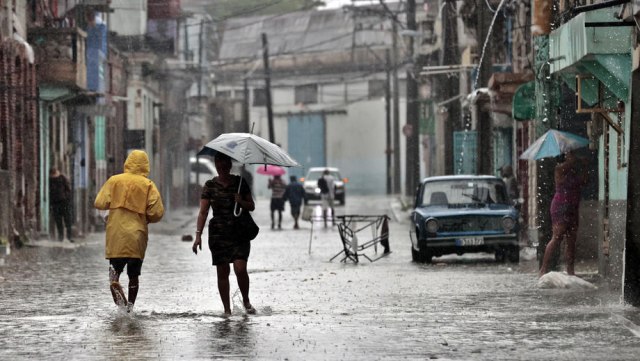 Oluja "Ien" iznad Kube prelazi u uragan, evakuacija turista