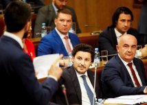 Premijer u tehnièkom mandatu Dritan Abazoviæ sluša skupštinsku raspravu/Reuters/Stevo Vasiljeviæ