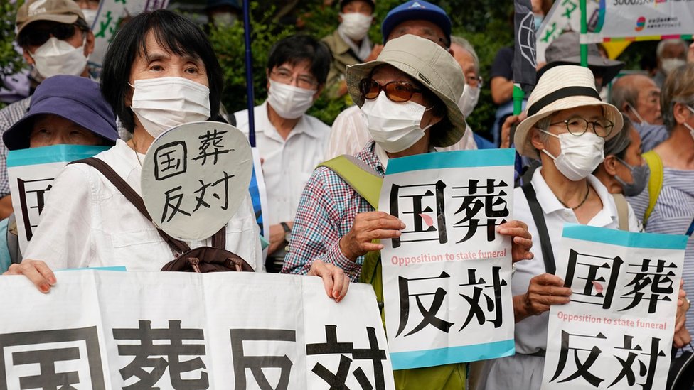 Buèni demonstranti u Tokiju, od kojih su mnogi nosili transparente na kojima je pisalo: &Ne državnoj sahrani&/Getty Images