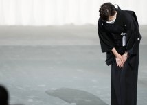 Akie Abe, udovica ubijenog bivšeg premijera, klanja se tokom državne sahrane/Getty Images