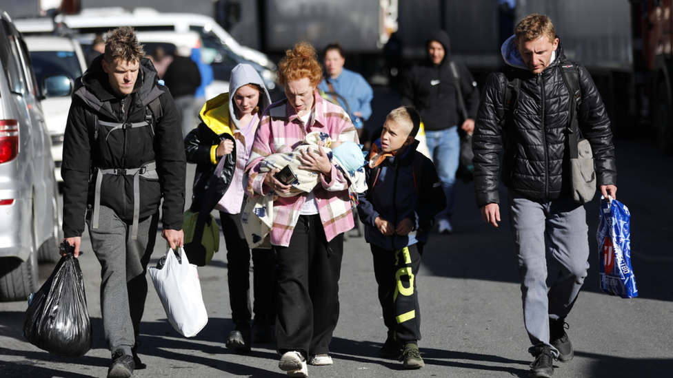 Muškarci koji bi mogli da budu mobilisani, ali i žene i deca, masovno napuštaju Rusiju/Getty Images