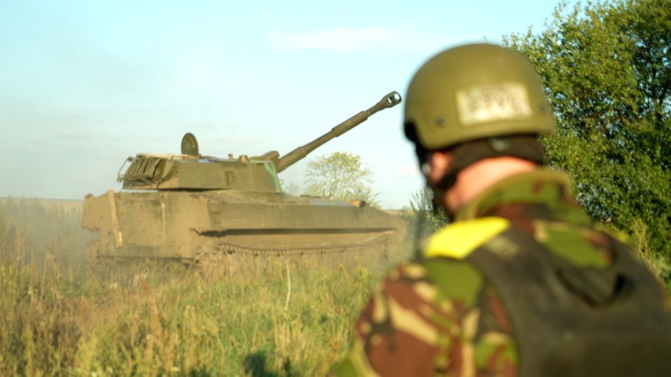 Ukrajinski vojnici na južnom frontu koriste staru sovjetski samohodnu haubicu &Gvozdika&/BBC
