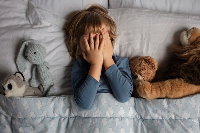 Svako veèe drama, jer dete odbija da spava – kako mu pomoæi?