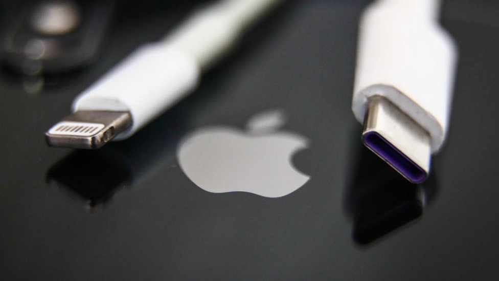 USB-C punjaè (desno) pored Eplovog lajting kalbla/Getty Images