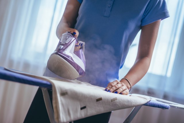 Trik koji provereno uklanja zagorele naslage sa pegle VIDEO