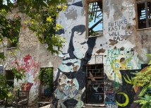 Lik pesnika Koste Abraševiæa nadvija se nad omladinskim kulturnim centrom u Mostaru koji nosi njegovo ime/BBC/Jovana Georgievski