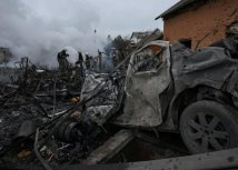 Privatna kuæa u Dnjepru uništena je u raketnom napadu Rusije - spasioci pretražuju terendž/Reuters