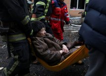 Spasioci nose ranjenu ženu posle raketnog napada/Reuters