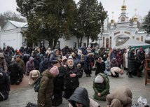Vernici ispred Kijevsko-peèerske lavre, sedišta Ukrajinske pravoslavne crkve/Reuters/GLEB GARANICH