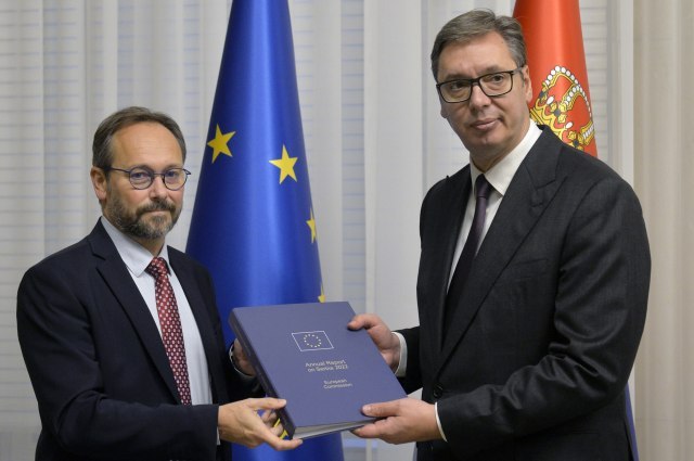Giaufret handed over the Annual Report of the European Commission on Serbia to Vučić