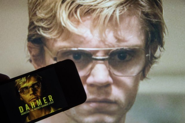 Tvorac serije o Dahmeru progovorio o optužbama da romantizuje ubicu: "On je monstruozno human"