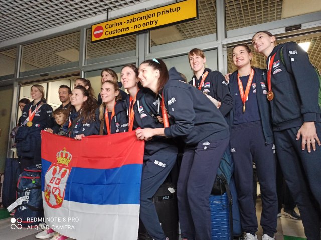 Zlatne odbojkašice sletele u Beograd – doèek u 20 èasova