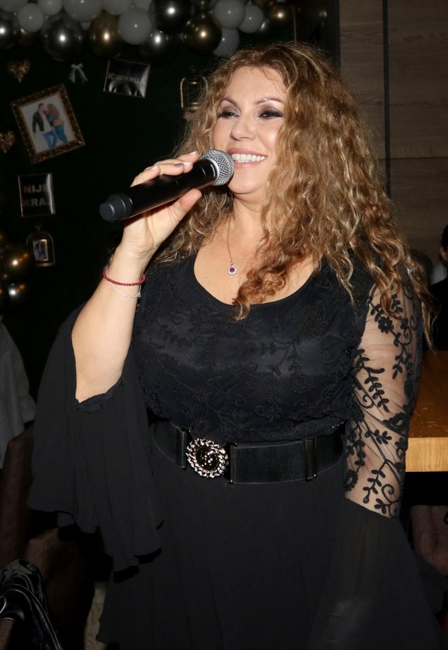 Indira Radić se ne libi da pokaže lice BEZ ŠMINKE: Pratioci joj poručuju: Ništa se ne može meriti sa prirodnom lepotom (FOTO)