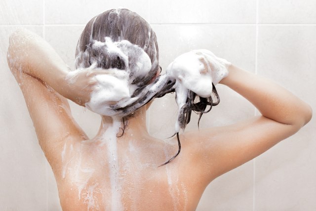 Kako oprati kosu da bi ona duže ostala čista? Ovaj trik će vam pomoći, imaćete i volumen