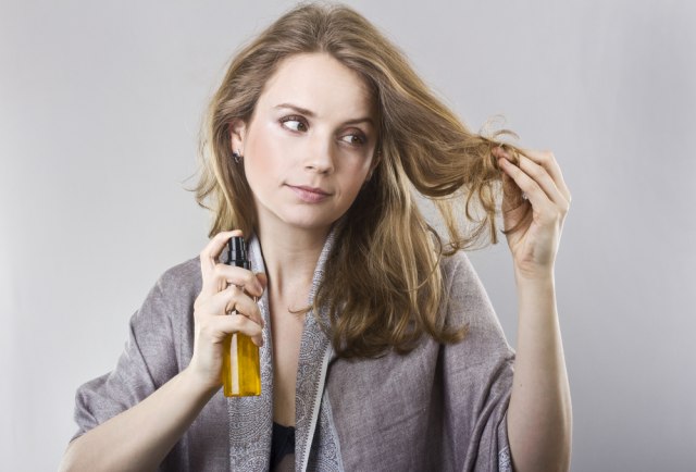 Preterana upotreba šampona za suvo pranje kose izaziva opadanje kose – i tu nije kraj...
