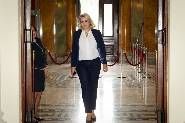 Buduæe ministarke doterane došle na sednicu: Jedan stil se posebno istakao, a ova boja dominira FOTO