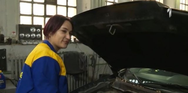 Nina je prva i jedina automehanièarka u Beogradu: Nisu joj verovali da æe završavati poslove VIDEO