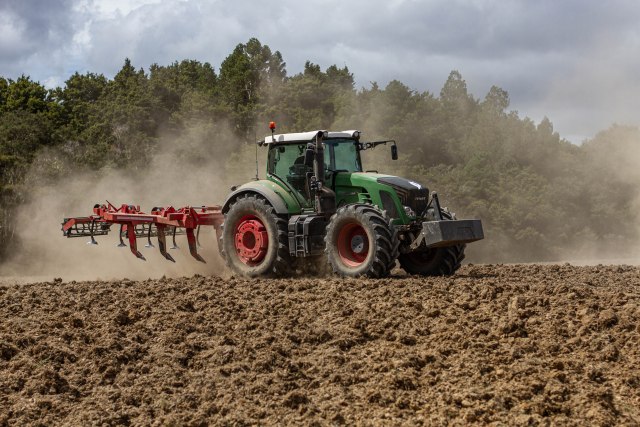 Podeljeni traktori i mašine – sledeće godine subvencije za kupovinu veštačkog đubriva