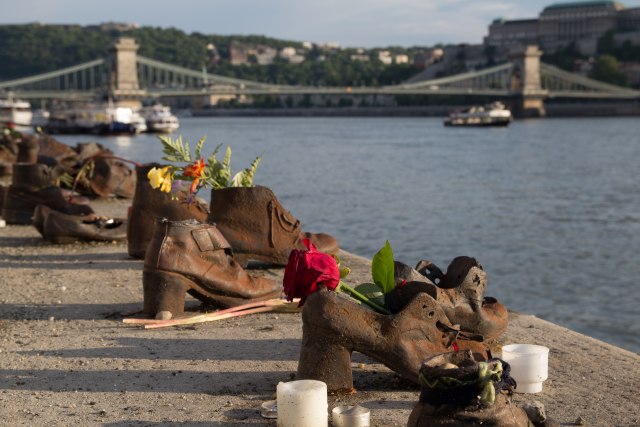 Potresna priča koja se krije iza cipela na obali Dunava FOTO