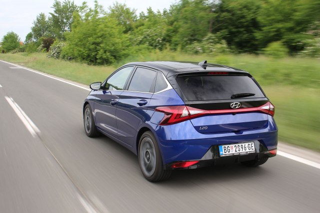 Dimenzije (dužina/širina/visina): 4040/1775/1450 mm. Međuosovinsko rastojanje: 2580 mm