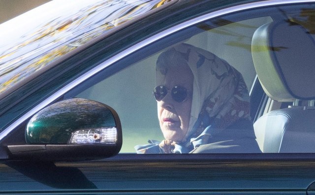 Prvi vlasnik, prava kilometraža, vozila ga baka do vikendice: Prodaje se kraljičin Jaguar FOTO