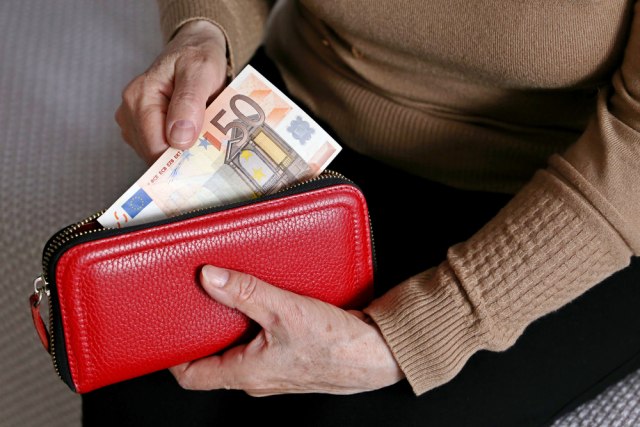 Od BOJE novčanika zavisi da li ćete imati novca: Evo koja ga PRIVLAČI, a koja ODBIJA!