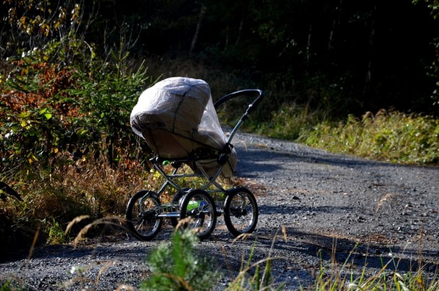 Prizori sa ulica ŠOKIRALI javnost! Da li biste se usudili? Dok su u kafićima i marketima, majke svoju decu ostavljaju na ulici (FOTO)